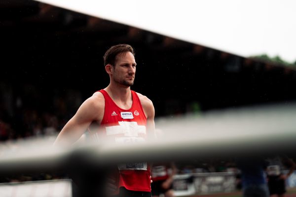 Kai Kazmirek (LG Rhein-Wied) vor dem 400m Start am 07.05.2022 beim Stadtwerke Ratingen Mehrkampf-Meeting 2022 in Ratingen